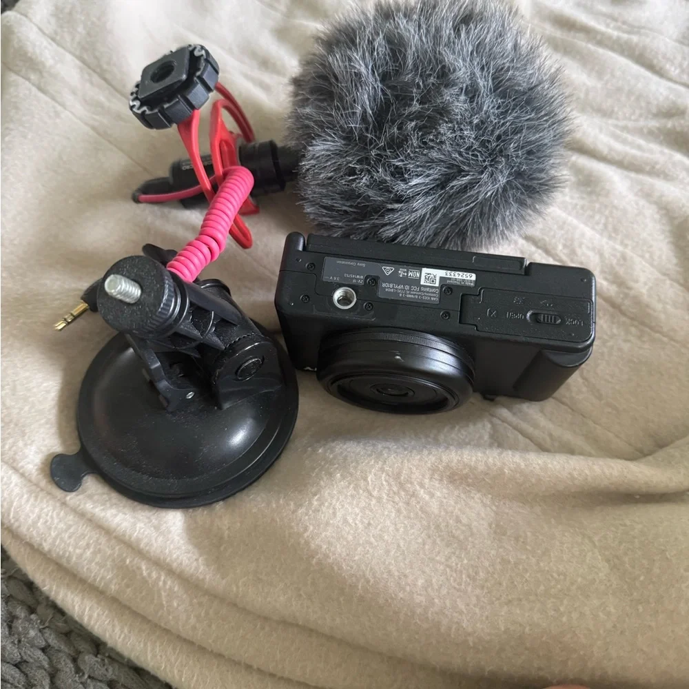 Sony ZV-1F Compact Vlogging Camera with Gray mic and Black Suction Mount
